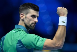 Djokovic sufrió para vencer a Rune en el inicio de las Finales de la ATP