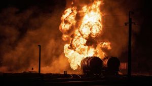 Rusia ataca infraestructura crítica y militar ucraniana y alcanza una refinería en Poltava