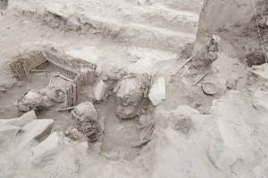 Encuentran cinco momias milenarias en el centro de Lima