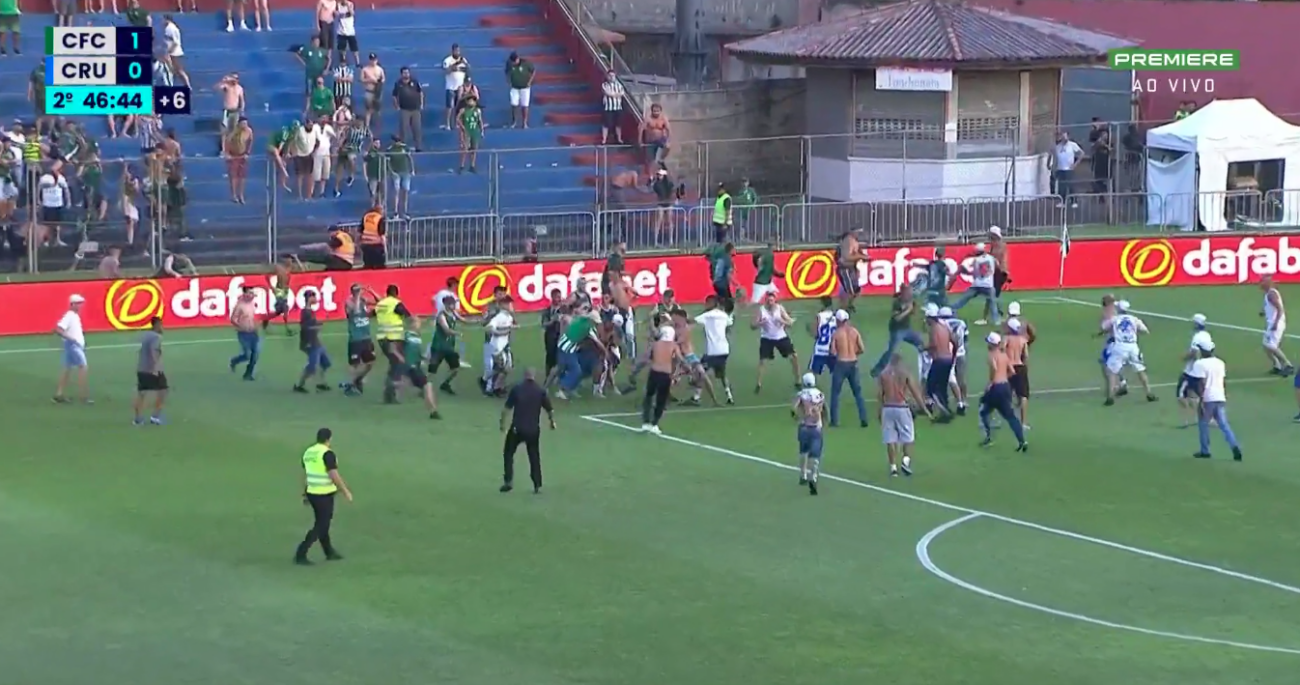 Caos en Brasil: hinchas de Cruzeiro y Coritiba tuvieron batalla campal en pleno partido (Video)
