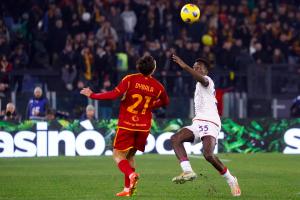 La Roma resistió con nueve jugadores para mantener vivo su sueño europeo
