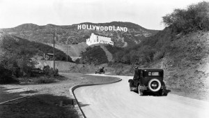 El sorprendente origen del letrero de Hollywood que cumple 100 años y no tiene nada que ver con el cine