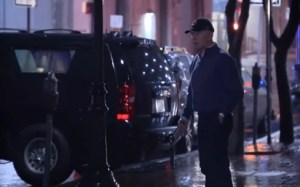 Biden se encuentra seguro después de que un carro golpeara a una camioneta de su caravana (VIDEO)