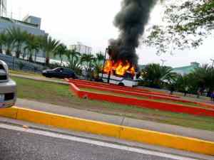 Incendio de un autobús en Barquisimeto dejó siete heridos (VIDEO)