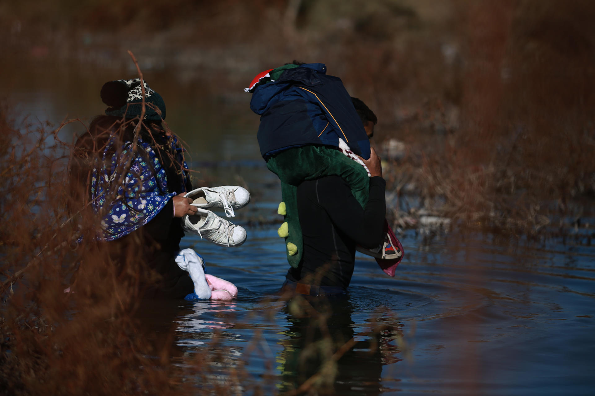 México rescató a ocho migrantes que quedaron atrapados en el río Bravo