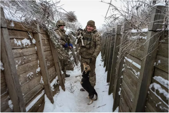 Ucrania levanta barricadas y cava trincheras mientras se centra en la defensa contra la invasión de Rusia