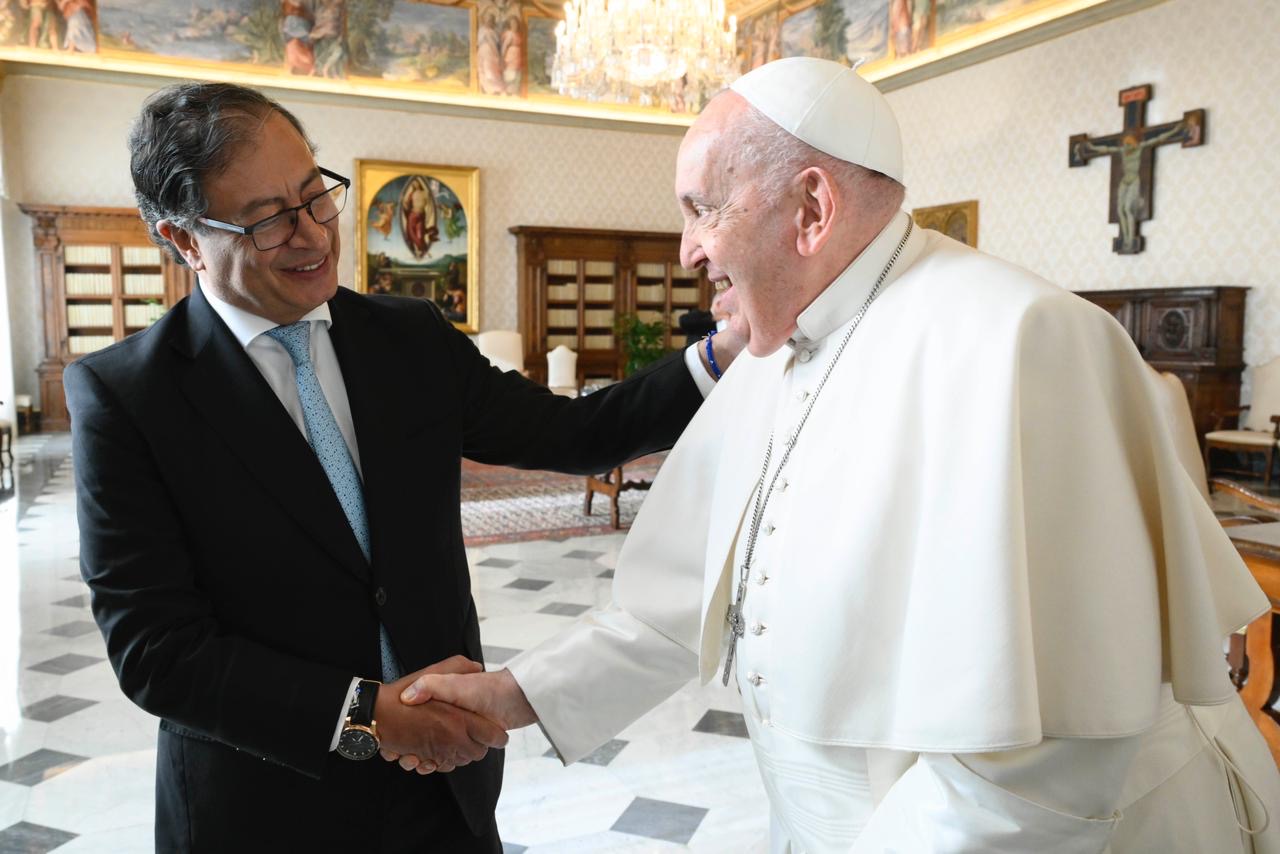 Petro se reunió 35 minutos con el papa Francisco en el Vaticano y esto le regaló (Imágenes)
