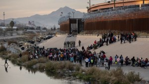 Gobernador Greg Abbott: Texas ha transportado a más de 100 mil migrantes a ciudades santuario
