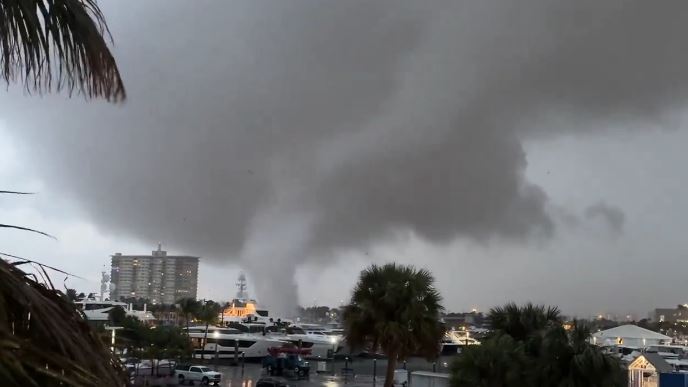 Tornado azotó Fort Lauderdale mientras tormentas avanzan por Florida (Videos)