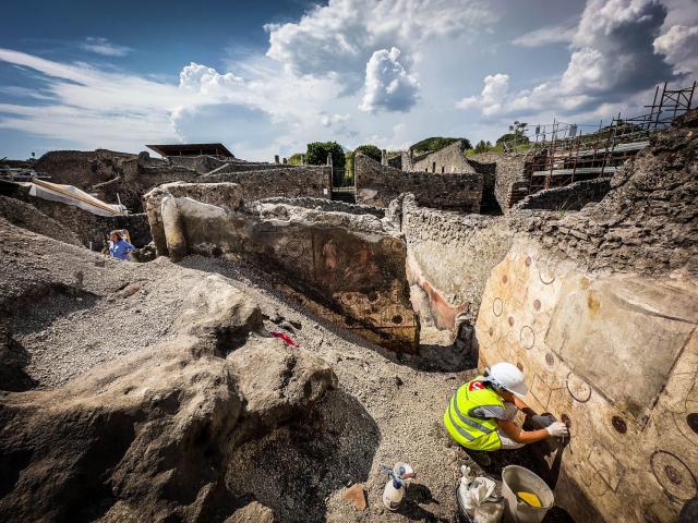 Mujer enferma de cáncer devuelve piedras robadas de Pompeya tras recibir “la maldición”
