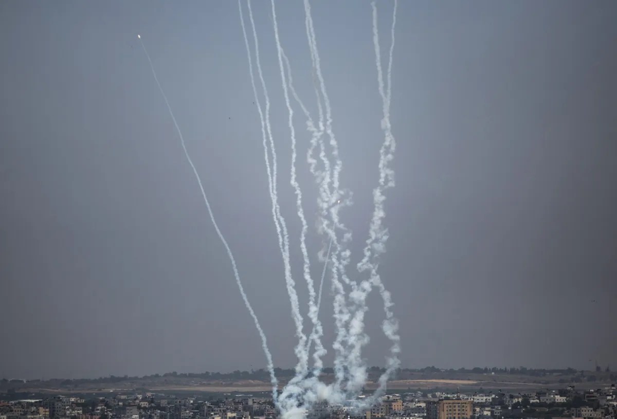 Milicias de Gaza lanzaron ráfagas de cohetes contra Israel justo al comenzar el año nuevo