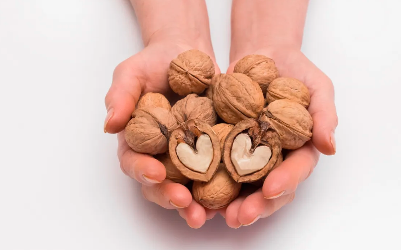 Descubre cómo el consumo de nueces mejora la salud cardiaca y el metabolismo