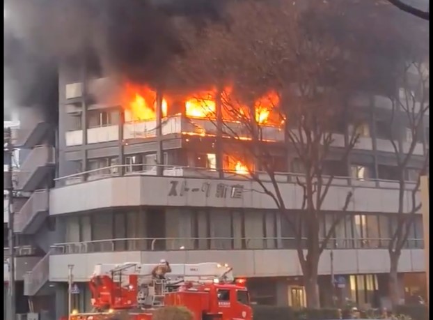 Gran incendio en un edificio en Tokio deja al menos siete heridos (VIDEO)