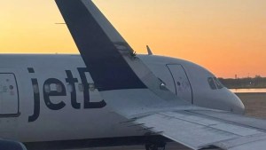 Aviones de Jet Blue chocan en el aeropuerto de Boston y una de las alas termina destrozada (FOTOS)