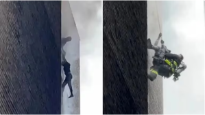 EN VIDEO: Bomberos de Nueva York rescataron a tres personas que colgaban de una ventana en pleno incendio