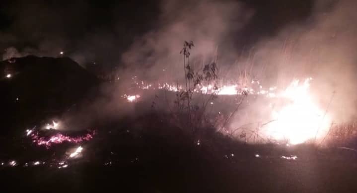 Bomberos de Barinas fueron a apagar un incendio en Ciudad Varyná y los agarraron a “bombazos” de carnaval