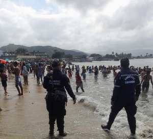 Desalojaron a turistas de playas de Puerto Cabello por mar de fondo