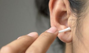¿Cuál es la mejor manera de limpiar los oídos?, según médico