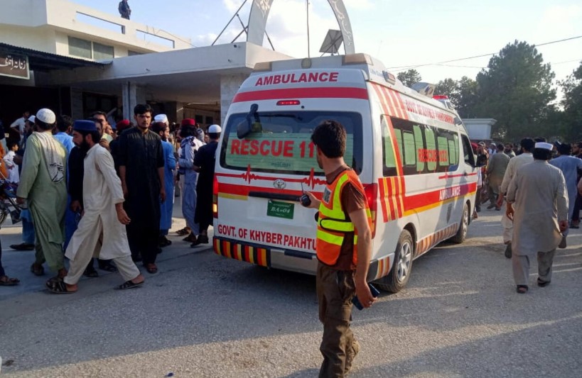 Al menos 12 muertos y 25 heridos en atentado contra candidato a un día de elecciones de Pakistán