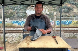 Un migrante venezolano se reinventó como pescadero en Chile y ahora es viral en TikTok