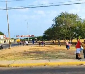 Transportistas zulianos cierran Troncal del Caribe en protesta por la inseguridad y mal estado de la vía
