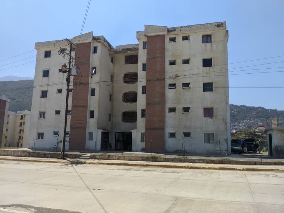 Edificio de Misión Vivienda en Mare, afectado por el socialismo y la ineficiencia de Hidrocapital en La Guaira