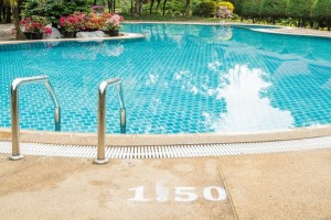 El exceso de cloro en una piscina dejó a diez personas intoxicadas
