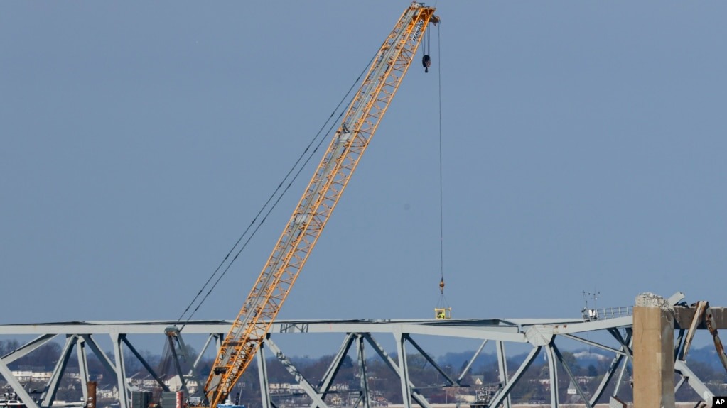 Arrancan labores para retirar piezas de acero retorcido del puente colapsado en Baltimore