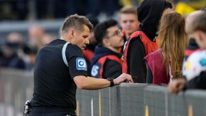 El impactante momento en que un árbitro le salvó la vida a un futbolista en pleno partido del Bayern Munich (VIDEO)