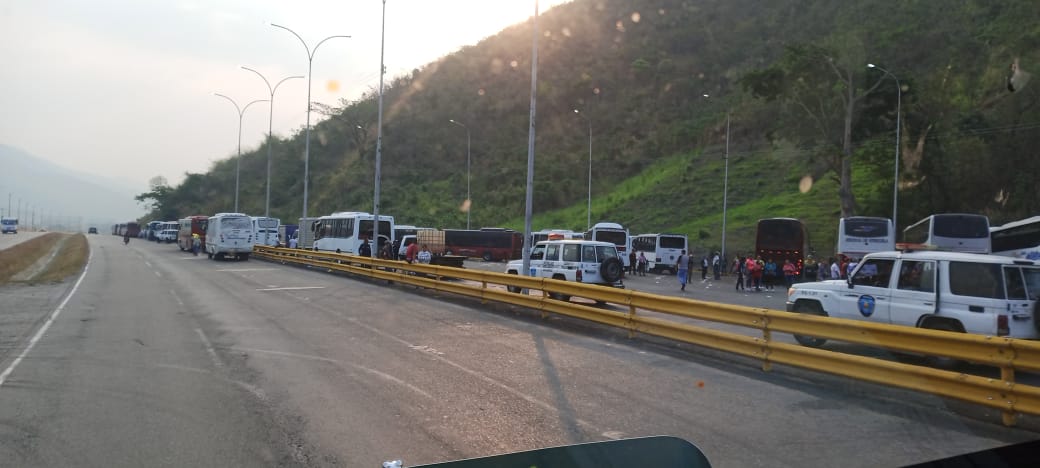 Una caravana de autobuses del chavismo camino a Caracas fue vista en la ARC este #25Mar (VIDEO)