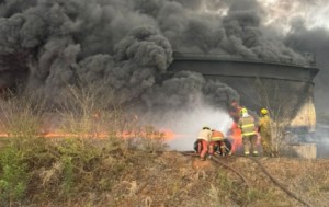 Bomberos de cuatro municipios de Zulia tratan de extinguir incendio de un pozo de residuos petroleros