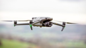 Ingeniero creó un “dron asesino” que memoriza el rostro de una persona y la caza hasta matarla (VIDEO)