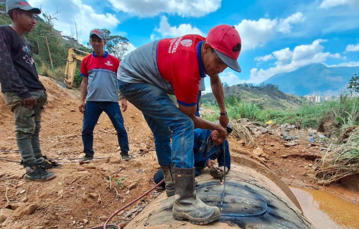 Hidrocapital continúa trabajos en El Encantado tras rotura de tubería del Sistema Tuy II este #9Mar