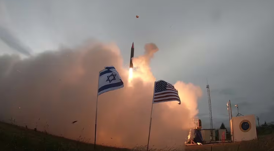 Cómo es el moderno sistema Hetz-Arrow que utilizó Israel para interceptar los misiles balísticos iraníes