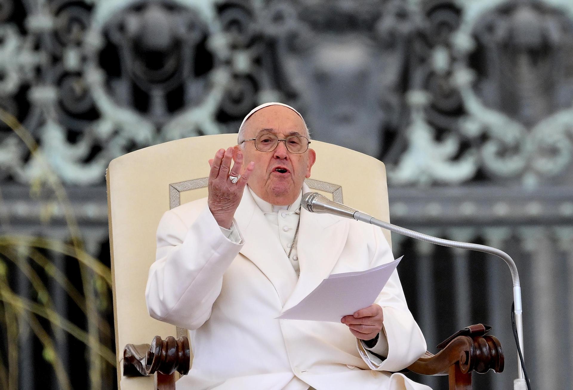 El papa Francisco guarda minuto de silencio por todos los jóvenes soldados muertos en la guerra