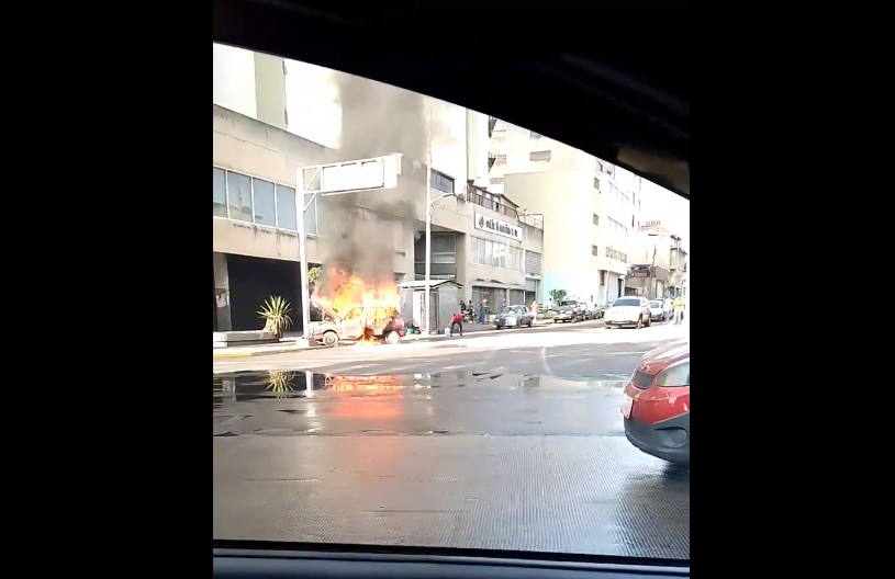 EN IMÁGENES: incendio de un vehículo en la avenida Nueva Granada en Caracas este #23Abr