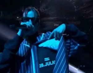 Danny Ocean sorprendió en los Latin AMAs con el mensaje de su camisa: “28 de julio” (VIDEO)