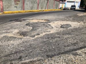 Un “pedacito de la Luna” en el asfalto a escasos metros del edificio administrativo de la Alcaldía de Vargas (FOTOS)