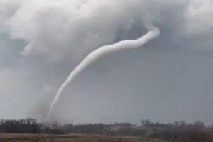 Las impactantes imágenes del tornado que azotó el estado de Iowa (VIDEO)