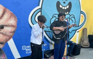 Inspirado en “Métele Amor”, Mati y Moi estrenaron un mural en Chacao