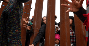 Jueza de EEUU ordena dar albergue seguro para niños migrantes que cruzan la frontera