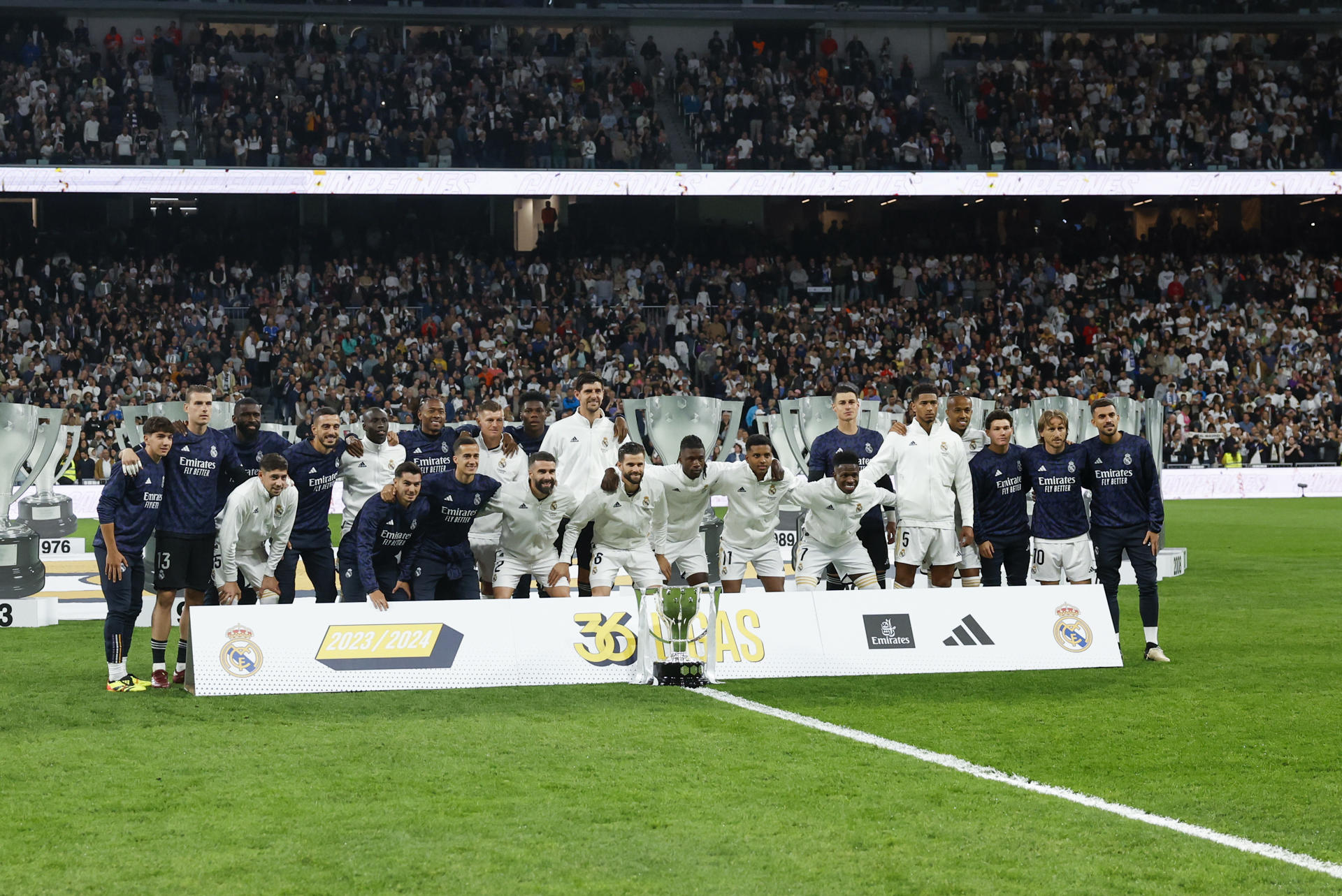 Real Madrid ofreció el trofeo liguero a su afición en el estadio Santiago Bernabéu