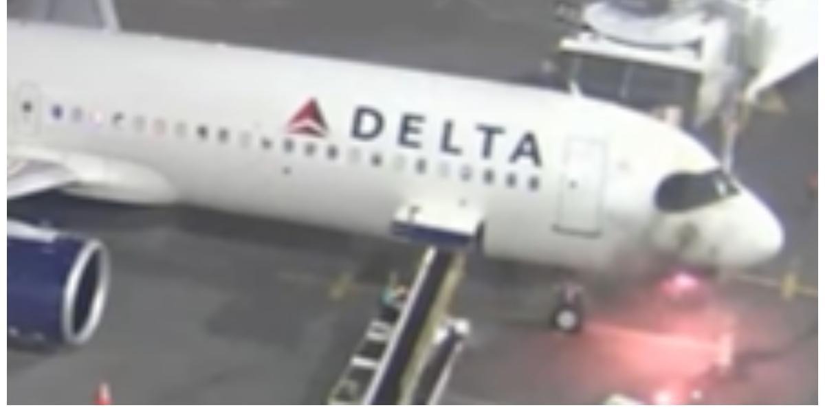 VIDEO: Pasajeros salieron aterrados de un avión que aterrizó en Seattle y este fue el motivo