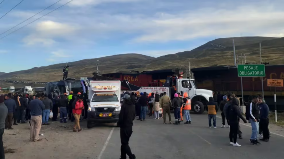 Tren embistió un autobús repleto de pasajeros y causó al menos cuatro muertes en Perú