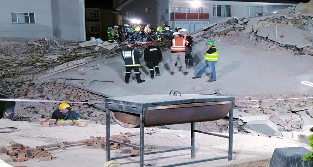 Siguen atrapadas 44 personas tras derrumbe edificio en Sudáfrica y son ya nueve los muertos