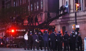 Policía desaloja el edificio ocupado en la Universidad de Columbia y detiene a estudiantes