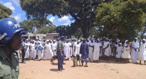 En prisión el líder de una secta de Zimbabue acusado de asesinato y de violar a cinco niñas