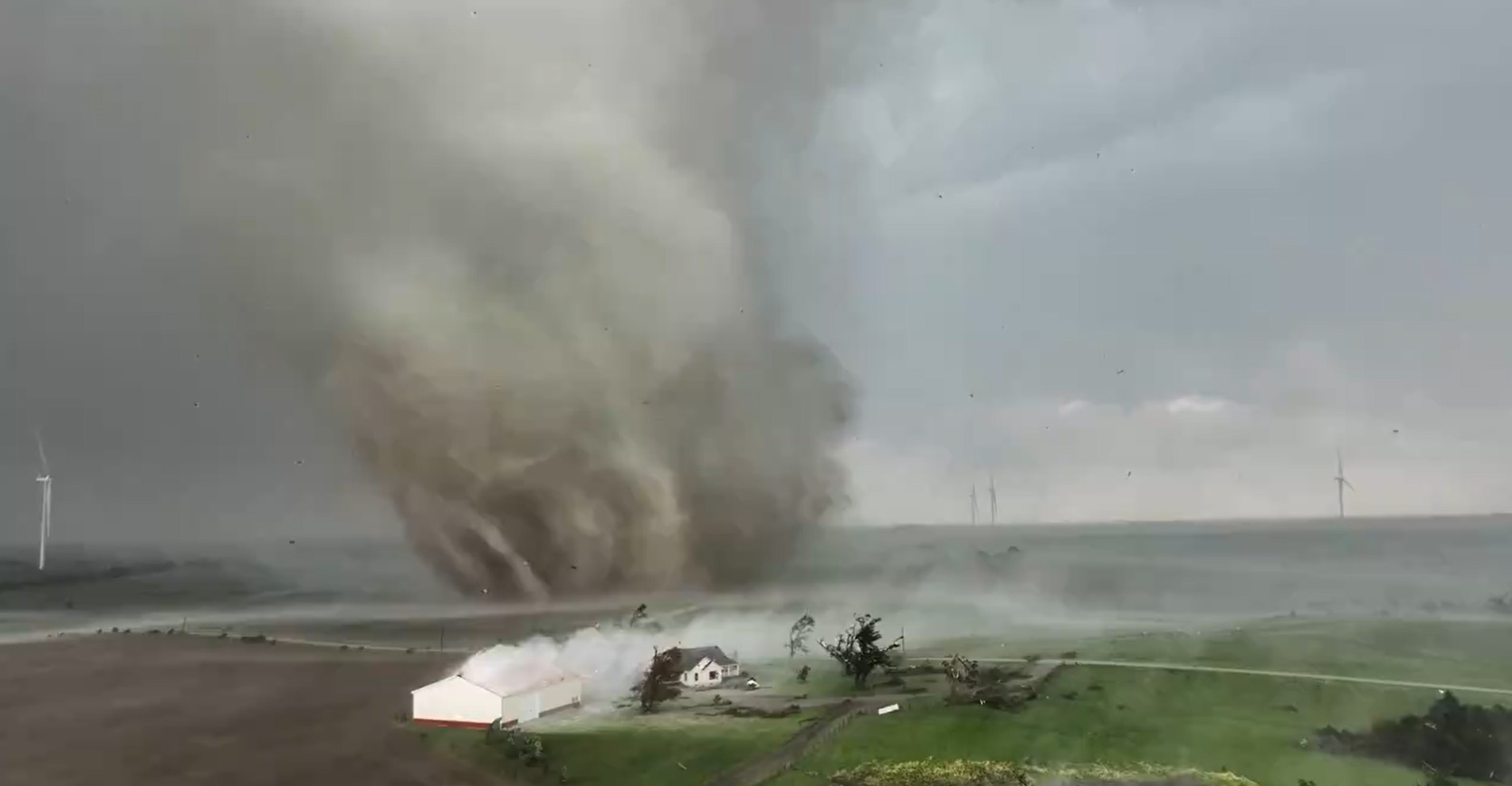 Tornado devasta un pueblo en Iowa: deja varios fallecidos y más de una docena de heridos (Video)