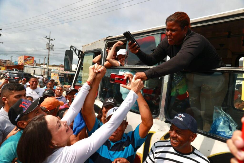 Mar de personas arropan a María Corina Machado en su visita a Falcón (IMÁGENES)