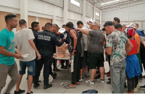Autoridades rescataron a 208 migrantes, entre ellos venezolanos, abandonados en una bodega en México
